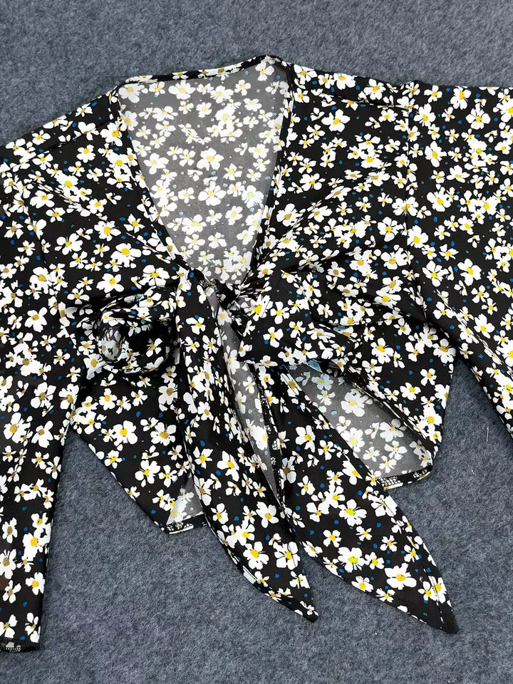 Dames bloemenprint crop top met tie-front, V-hals en korte mouwen, essentieel voor je zomergarderobe.