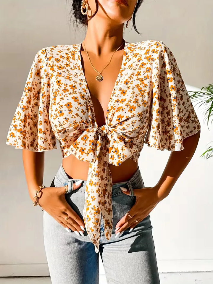 Bohemian dames croptop met levendige bloemenprint, V-hals en korte mouwen, ideaal voor vakantie.