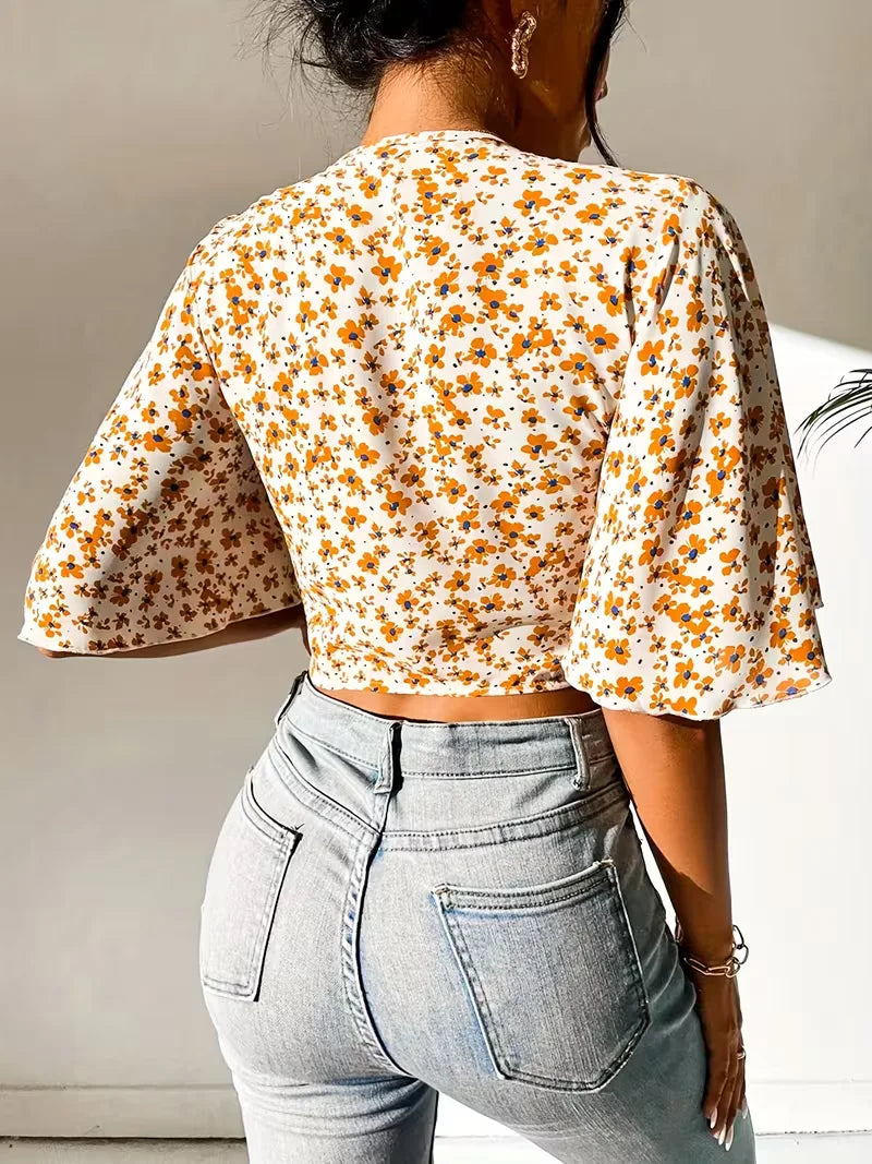 Trendy dames bloemenprint crop top met tie-front, comfortabel en stijlvol voor de zomer.