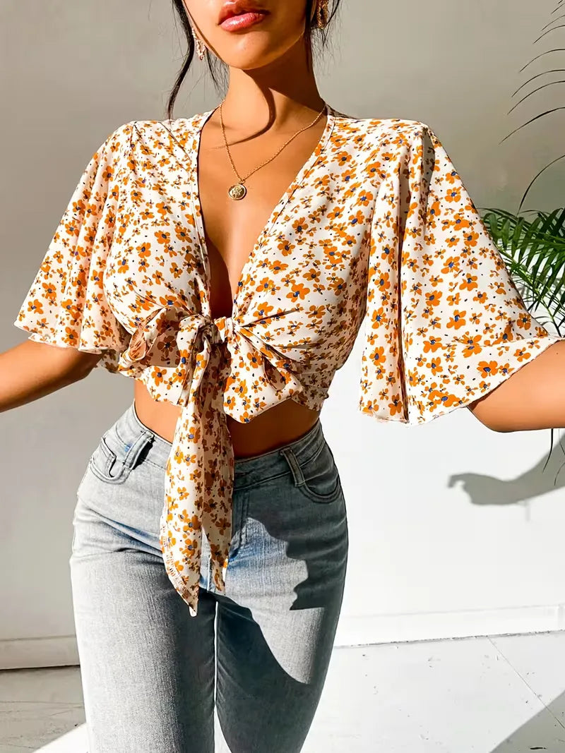 Casual dames bloemenprint croptop met V-hals en tie-front, een must-have voor zomerse gelegenheden.