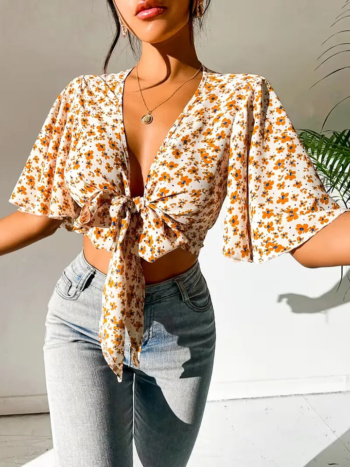 Casual dames bloemenprint croptop met V-hals en tie-front, een must-have voor zomerse gelegenheden.
