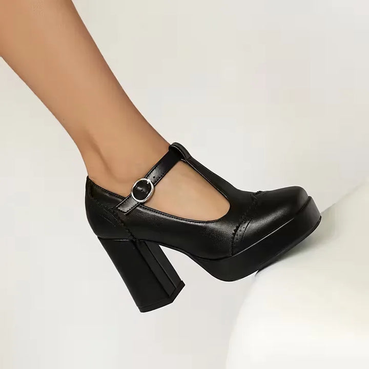 Elegante zwarte blokhakken voor dames, met chic enkelbandje en moderne vierkante neus.