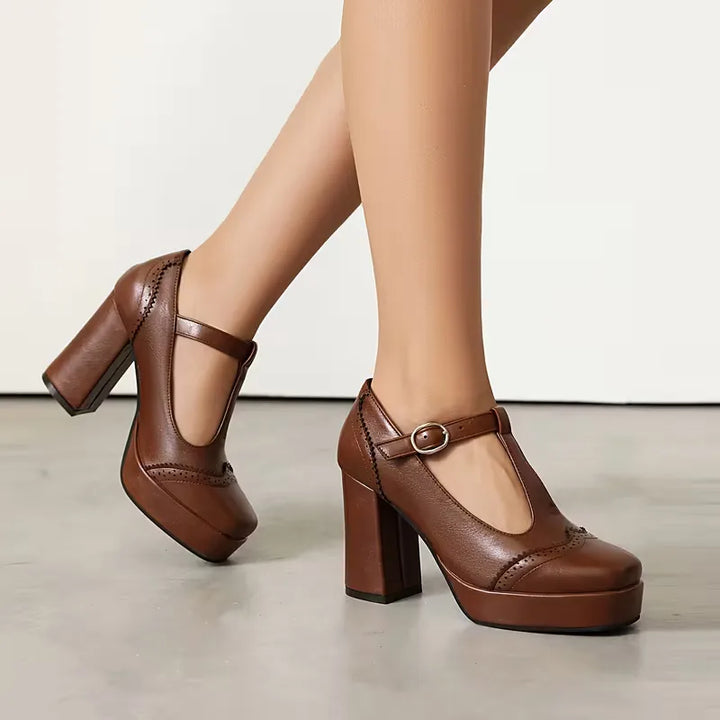 Volledig profiel van donkerbruine dames blokhak schoenen met enkelbandje, ideaal voor een zakelijke outfit.