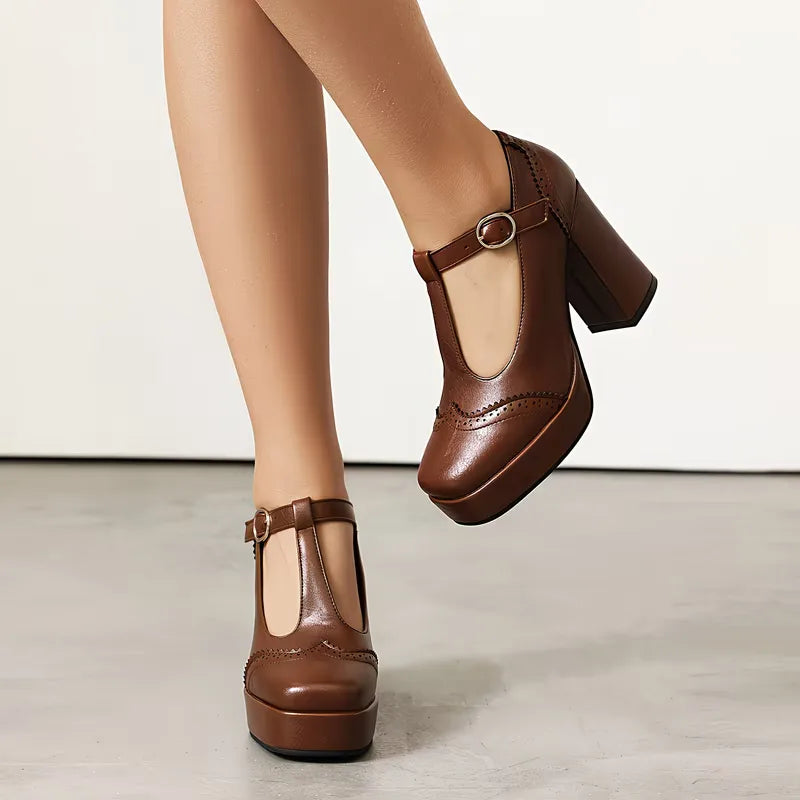 Veelzijdige zwarte dames blokhak schoenen met enkelbandje, geschikt voor zowel formele als smart casual outfits.