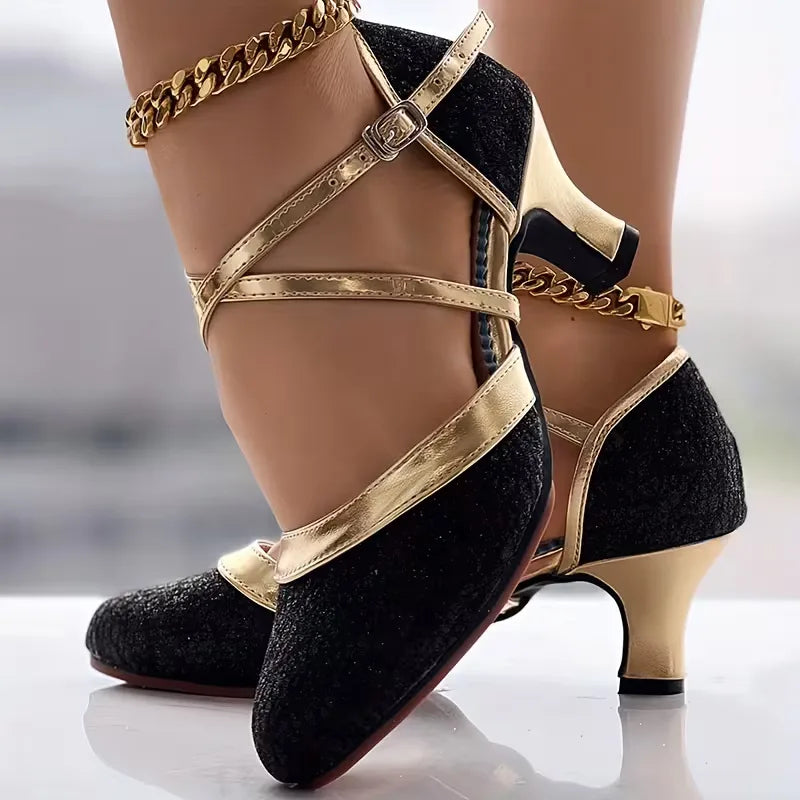 Elegante midhak blokhakken voor dames, comfortabel en stijlvol, met gouden details aan de zijkant.