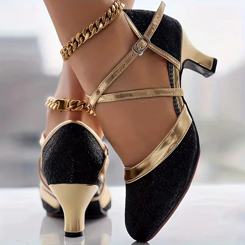 Elegante dames blokhakken met verfijnde vorm en gouden details, perfect als zomer of lente schoenen.