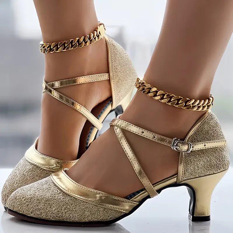 Elegante dames blokhakken van hoogwaardig materiaal met gouden gesp en comfortabele midhak, voor chique gelegenheden.
