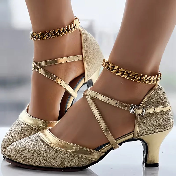 Elegante dames blokhakken van hoogwaardig materiaal met gouden gesp en comfortabele midhak, voor chique gelegenheden.