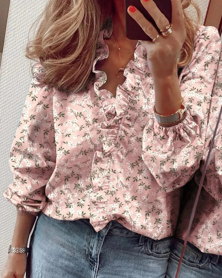 "Dames blouse met ruches, bloemmotief en knoopsluiting, elegant en luchtig ontwerp, ideaal voor diverse gelegenheden."
