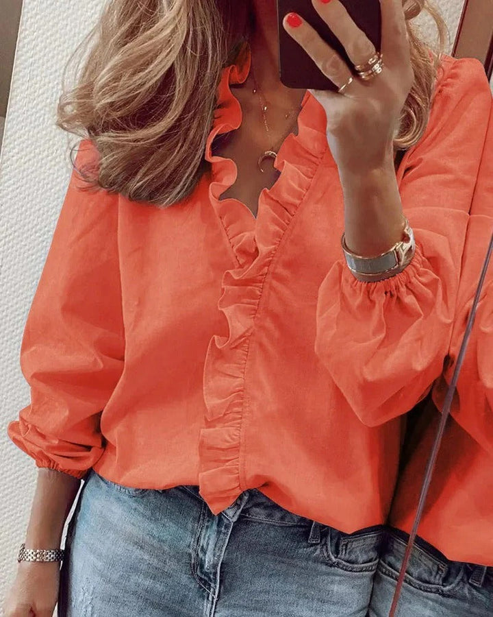 "Dames blouse met ruches, bloemmotief en knoopsluiting, elegant en luchtig ontwerp, ideaal voor diverse gelegenheden."
