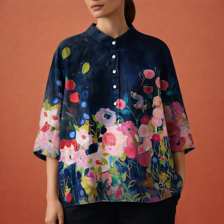 Dames blouse met unieke bloemenprint, lange mouwen en klassieke kraag. Tijdloos en modern.