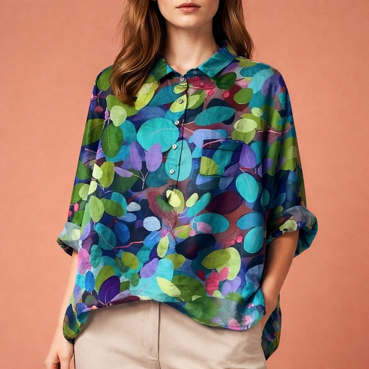 Damesblouse met vrolijke bloemenprint, lange mouwen en borstzak. Geschikt voor elke dag.