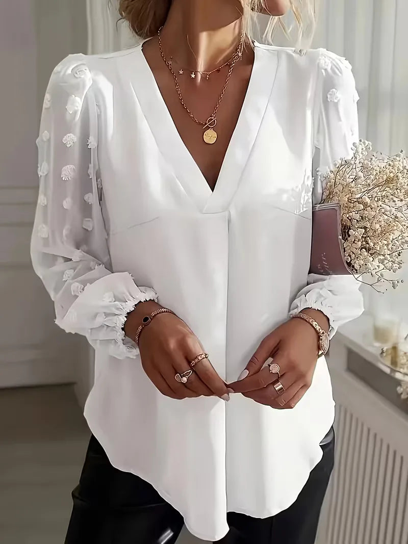 Dames blouse met V-hals, elegante doorschijnende lange mouwen en swiss dot patroon.