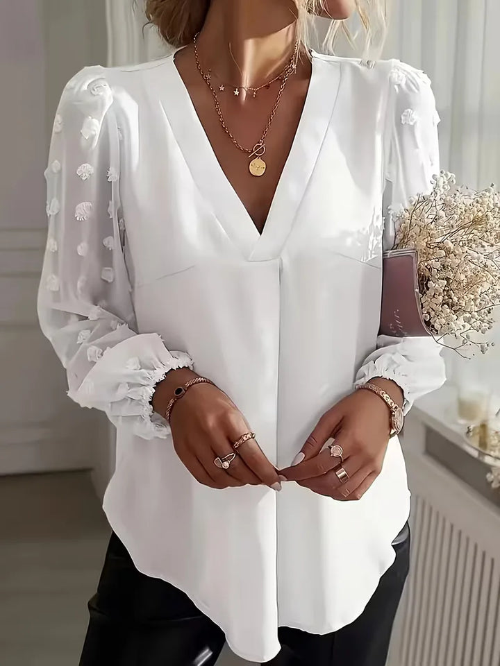 Dames blouse met V-hals, elegante doorschijnende lange mouwen en swiss dot patroon.