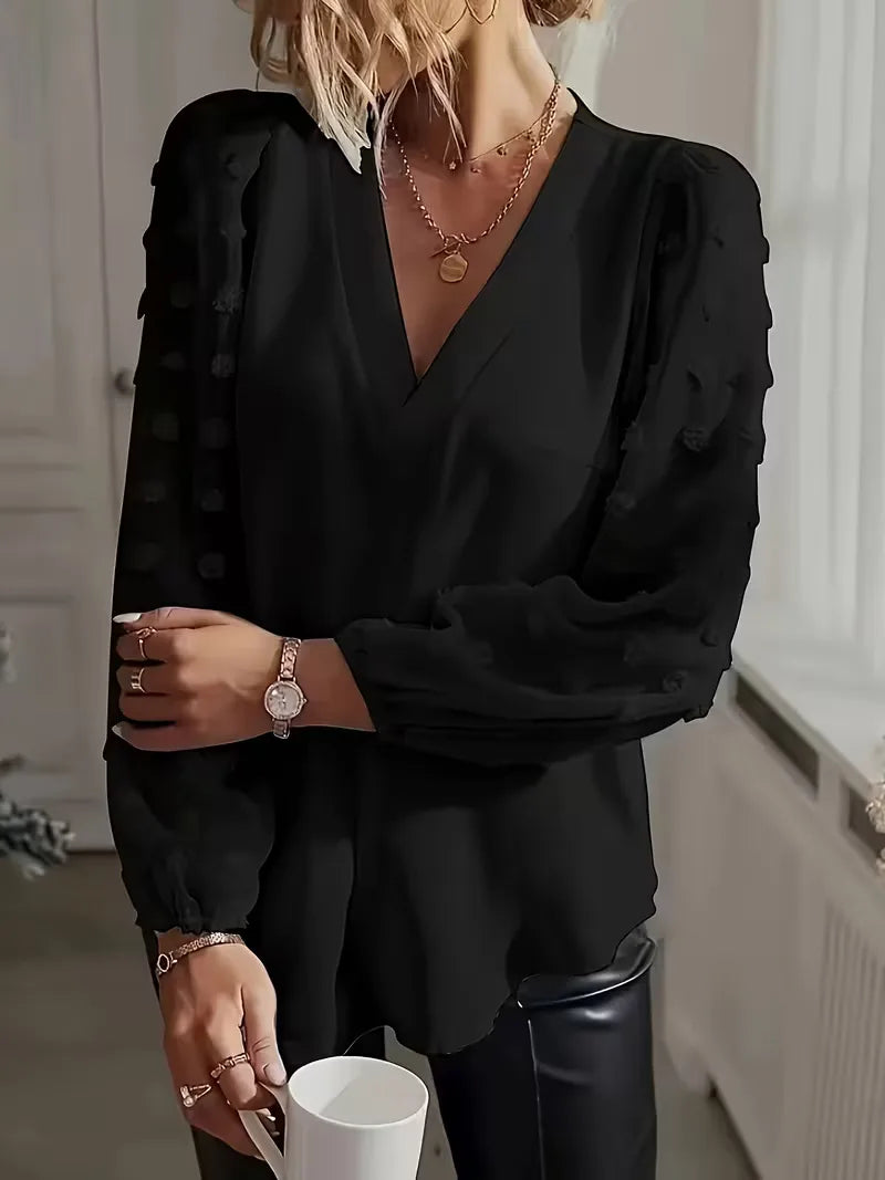 Elegante damesblouse met V-hals en doorschijnende swiss dot mouwen, casual chic.
