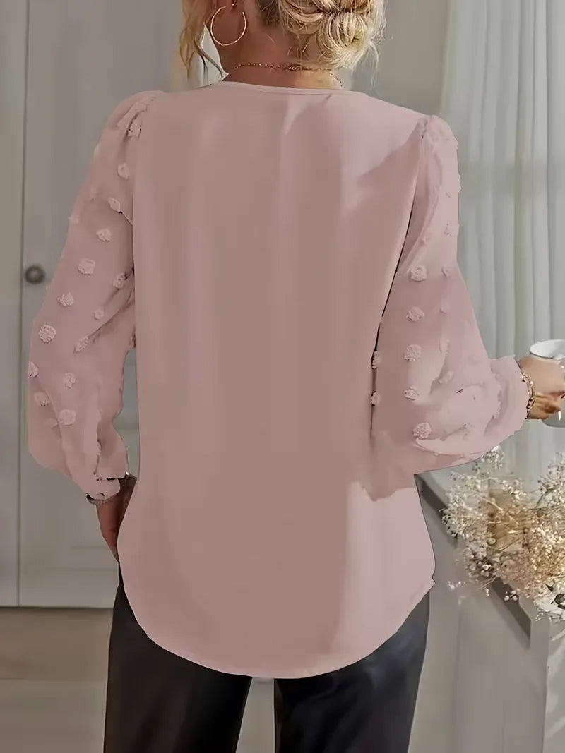 Dames top met V-hals en doorschijnende lange mouwen, perfect voor lente en zomer.