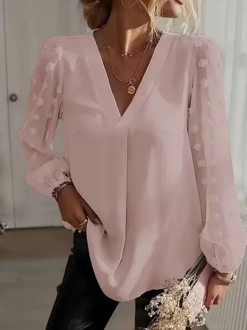 Trendy dames blouse met doorschijnende mouwen, V-hals, en verfijnde details.