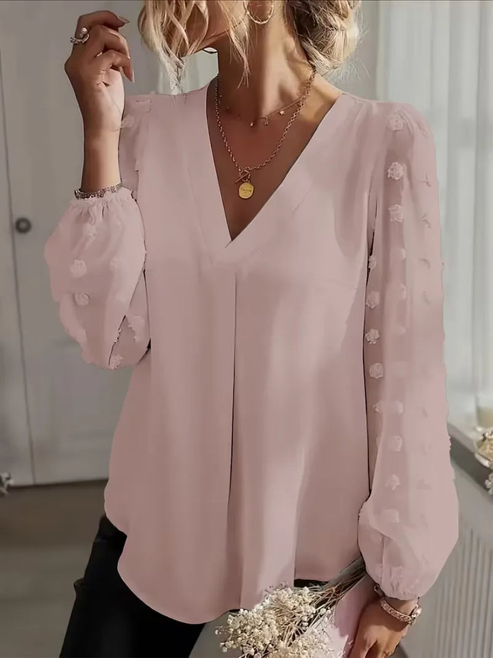 Trendy damesblouse met doorschijnende mouwen en V-hals, voor een vrouwelijke uitstraling.