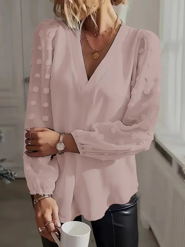 Elegante V-hals damesblouse met comfortabele doorschijnende lange mouwen.