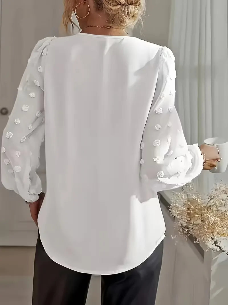 Casual chic damesblouse met V-hals en comfortabele doorschijnende mouwen, ideaal voor kantoor.