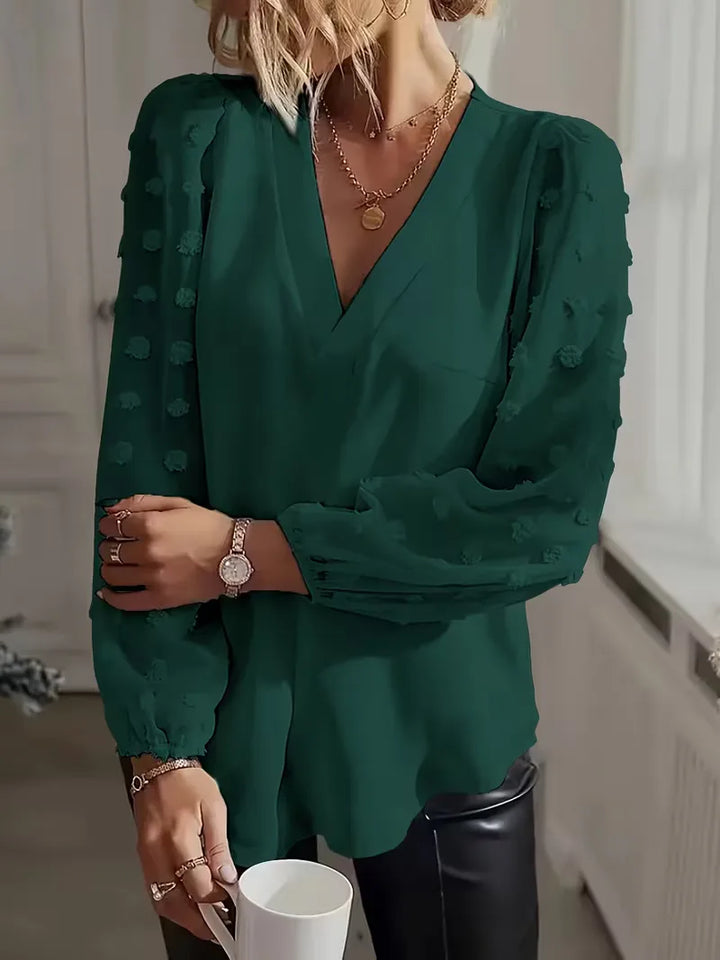 Stijlvolle damesblouse met V-hals en doorschijnende mouwen, een veelzijdige toevoeging.
