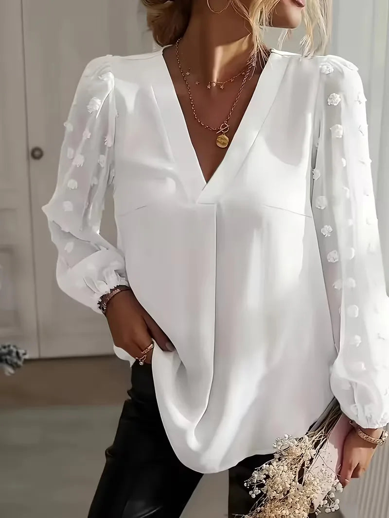 Elegante V-hals dames top met luchtige doorschijnende mouwen, perfect voor een stijlvolle look.