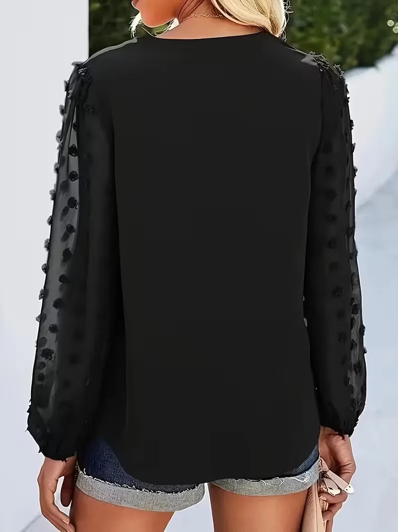Chique damesblouse met doorschijnende mouwen en flatterende V-hals voor een avondje uit.