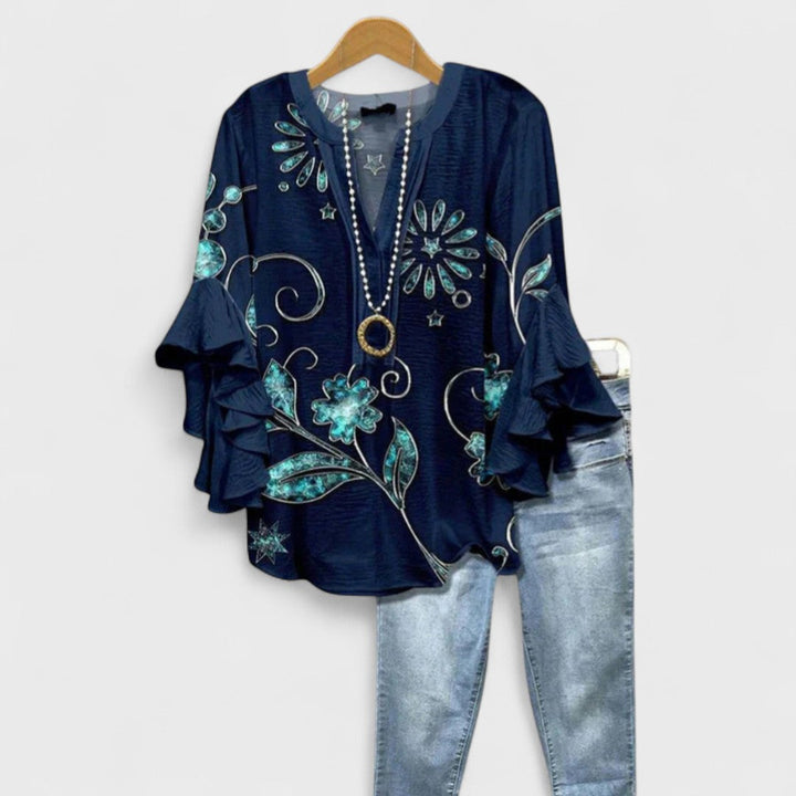 Modieuze damesblouse met V-hals en kenmerkende volantmouwen voor een elegante lente- en zomerstijl.