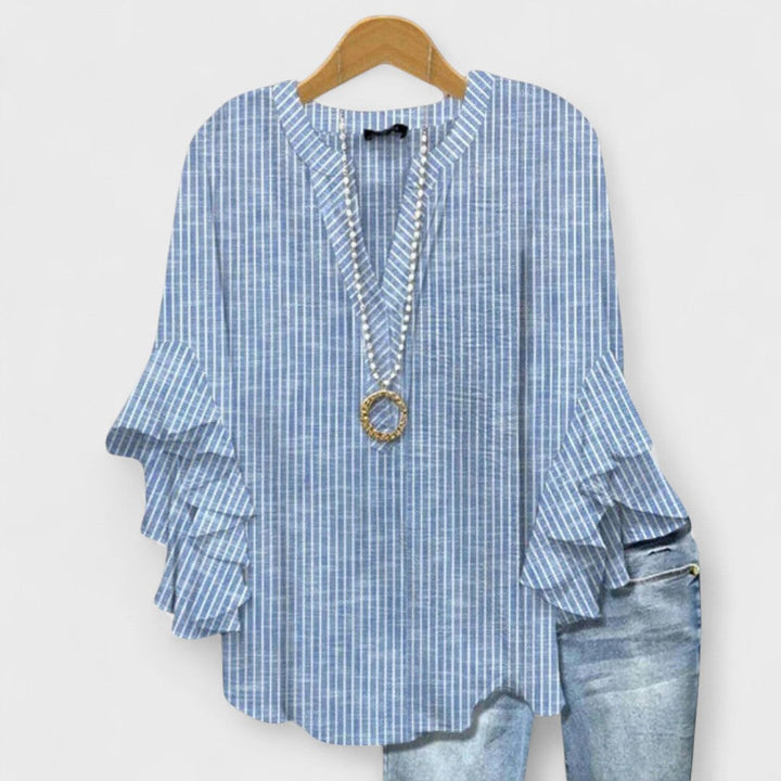 Comfortabele oversized damesblouse met V-hals en luchtige volantmouwen voor lente en zomer.