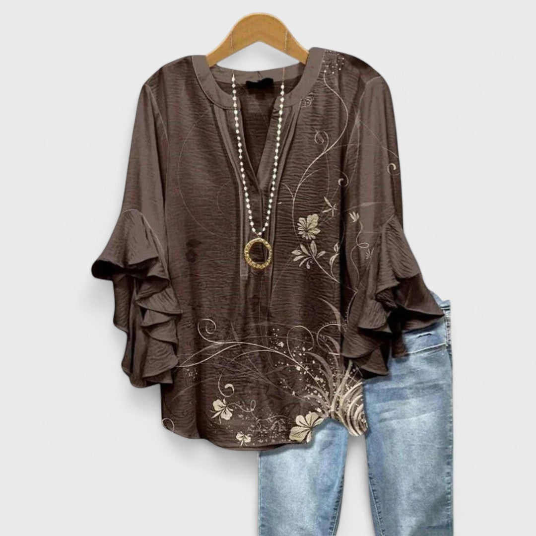 Trendy damesblouse met V-hals en speelse volantmouwen, een veelzijdige toevoeging aan je garderobe.