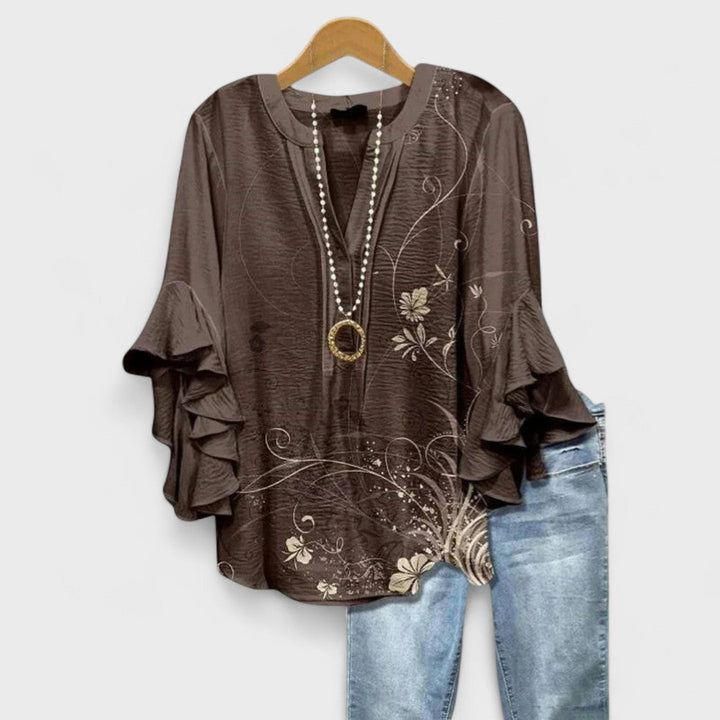 Trendy damesblouse met V-hals en speelse volantmouwen, een veelzijdige toevoeging aan je garderobe.