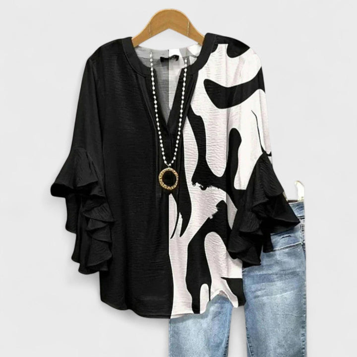 Chique damesblouse met sierlijke V-hals en elegante volantmouwen, perfect voor een stijlvolle outfit.