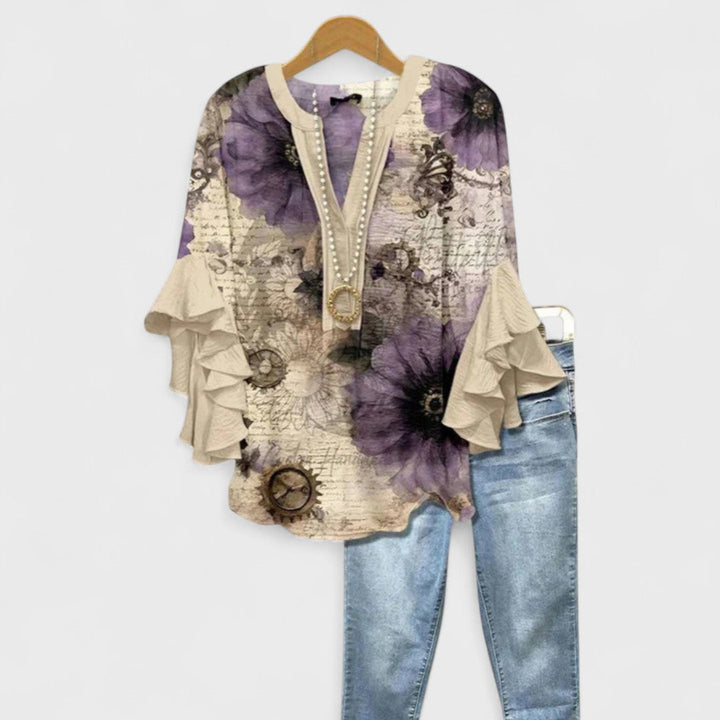 Lichte zomerse damesblouse met V-hals en fashionable volantmouwen, ideaal voor warme dagen.