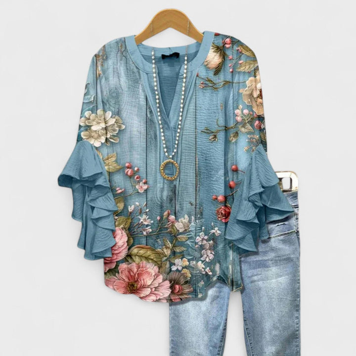 Veelzijdige damesblouse met V-hals en trendy volantmouwen, gemakkelijk te combineren voor elke gelegenheid.