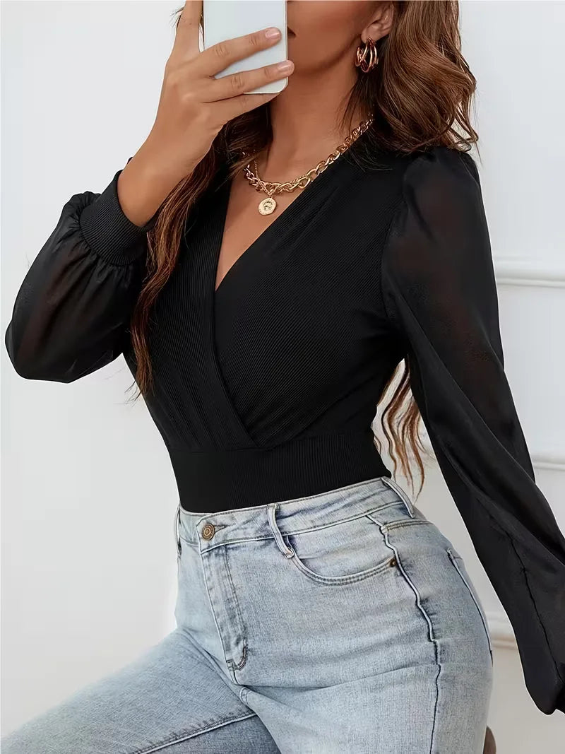 Dames bodysuit met diepe V-hals en lange mouwen, een veelzijdig kledingstuk voor elke gelegenheid.