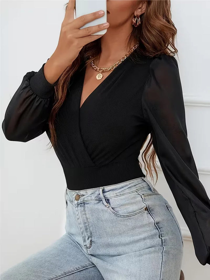 Dames bodysuit met diepe V-hals en lange mouwen, een veelzijdig kledingstuk voor elke gelegenheid.