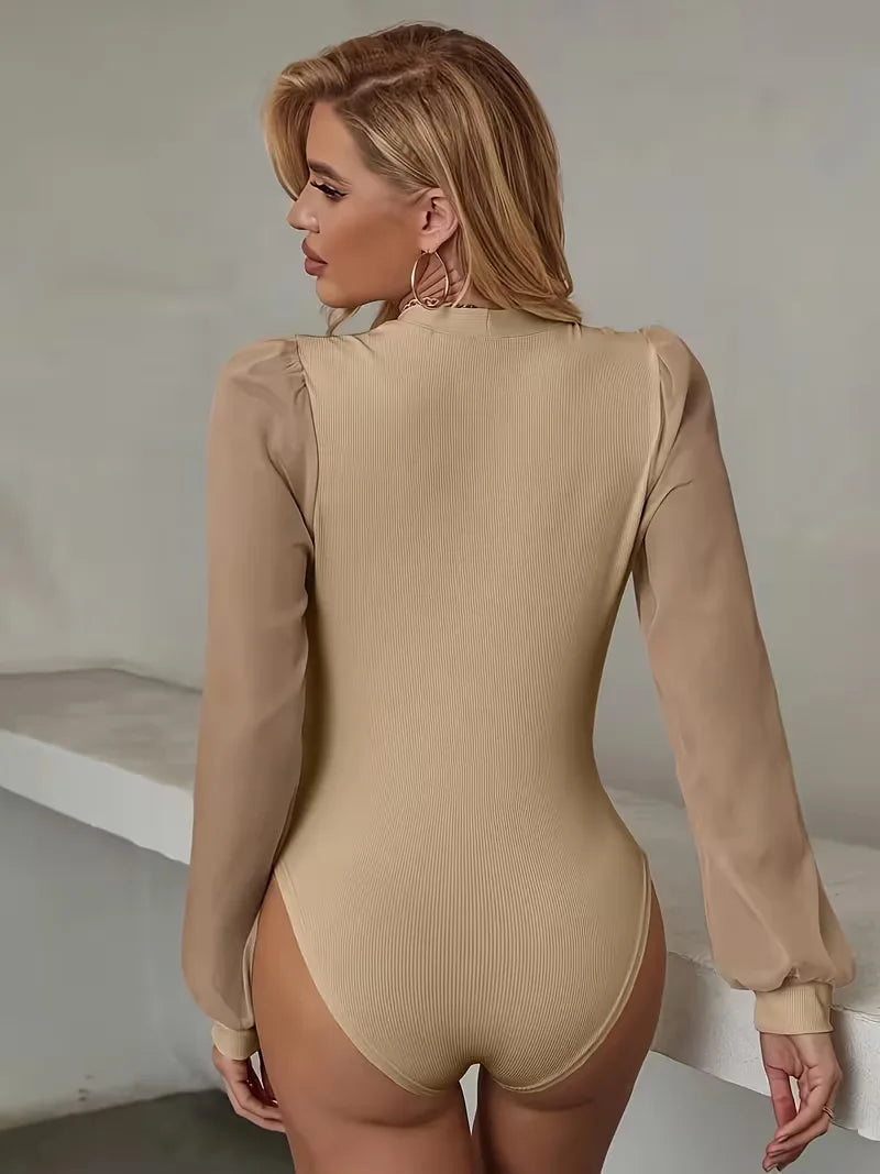 Elegantie ontmoet comfort: dames bodysuit met V-hals, lange mouwen, perfect voor je outfit.