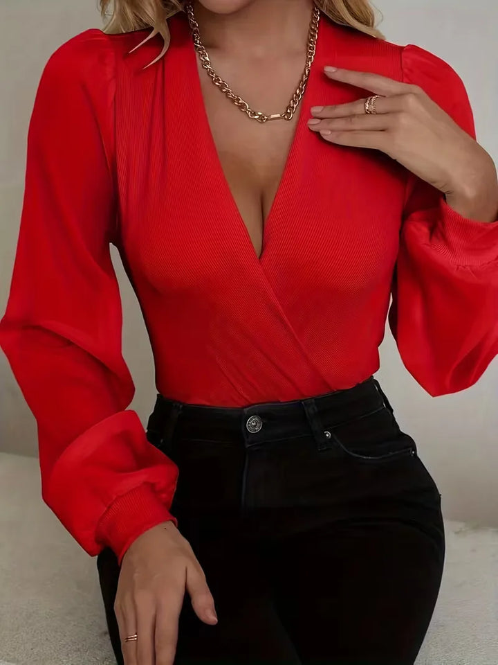 Essentiële dames bodysuit met V-hals en lange mouwen, combineert stijl met comfort moeiteloos.