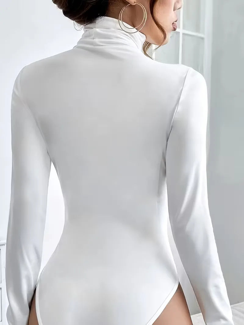 Zwarte dames bodysuit met coltrui en lange mouwen, comfortabel en modieus. Slim fit pasvorm.