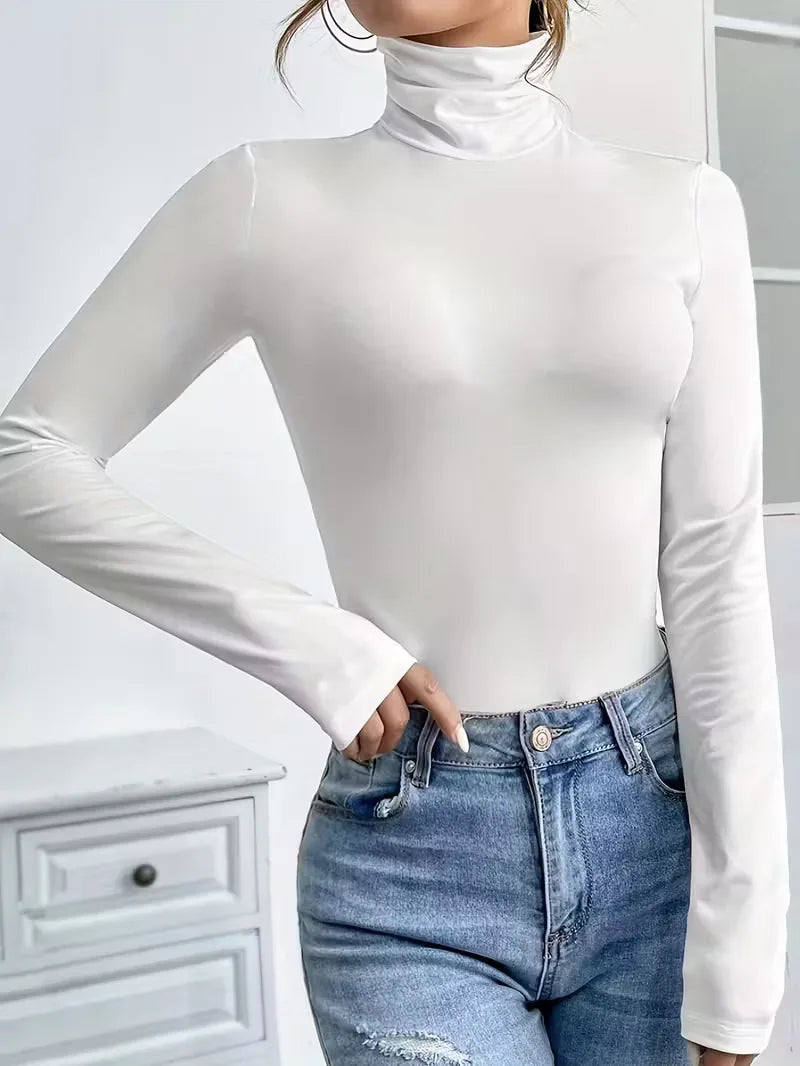 Veelzijdige witte dames bodysuit, slim fit met coltrui en lange mouwen, ideaal voor een casual outfit.