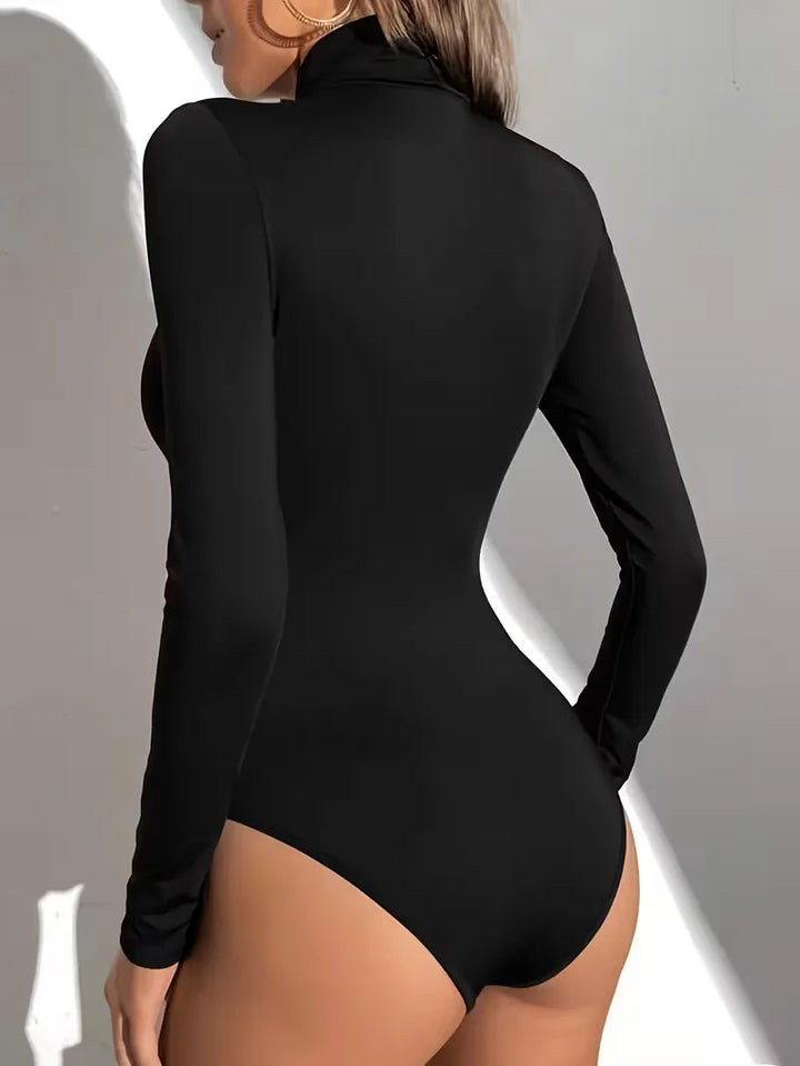 Witte slim fit dames bodysuit met lange mouwen en hoge coltrui. Nauwsluitend en comfortabel design.