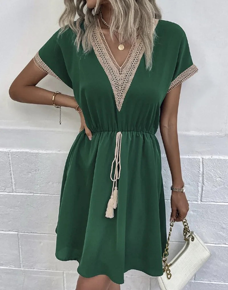 Korte dames strandjurk, boheemse mini-jurk met flowy stof voor de zomer.