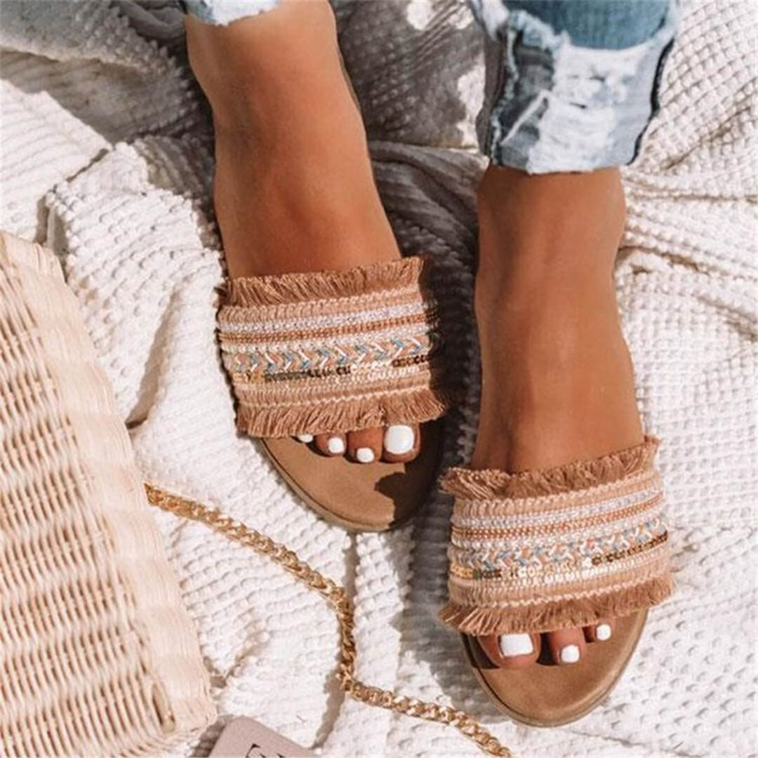 Dames boho sandalen met kleurrijke kralen, perfect voor een stijlvolle en comfortabele zomerlook op strand of terras.