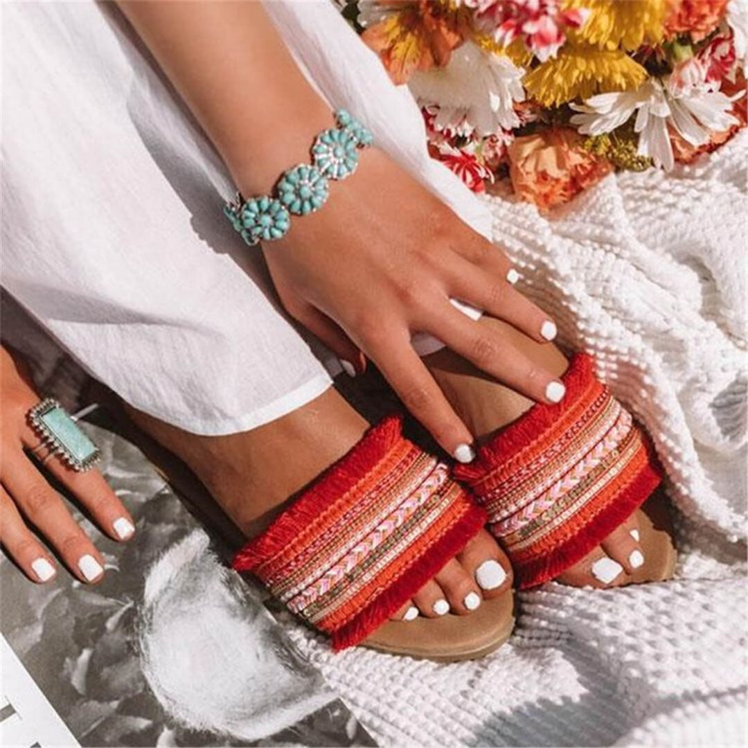 Comfortabele platte dames sandalen met elegante kralen versiering, ideaal voor casual zomerse dagen en strandwandelingen.