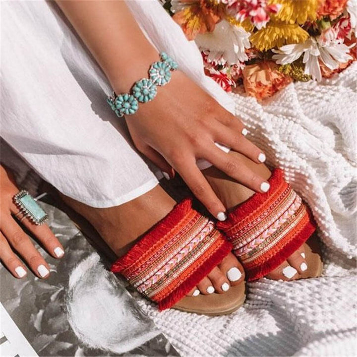 Comfortabele platte dames sandalen met elegante kralen versiering, ideaal voor casual zomerse dagen en strandwandelingen.