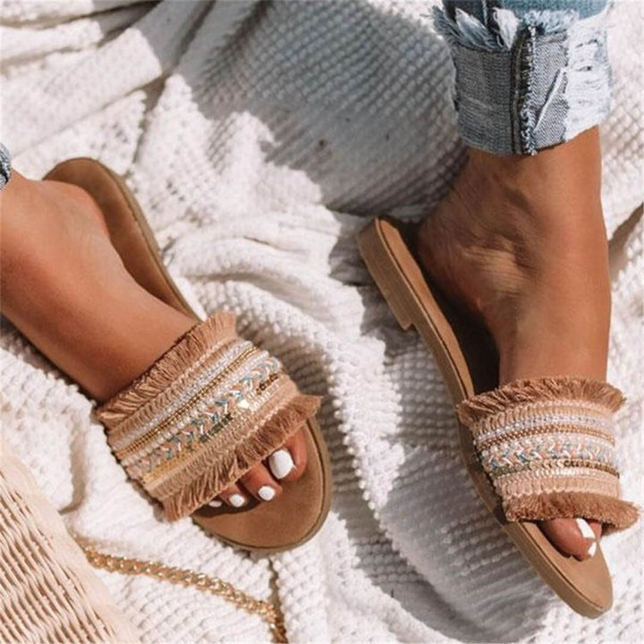 Chique boho damessandalen met delicate kralen, perfect voor een elegante zomeroutfit of een ontspannen stranddag.