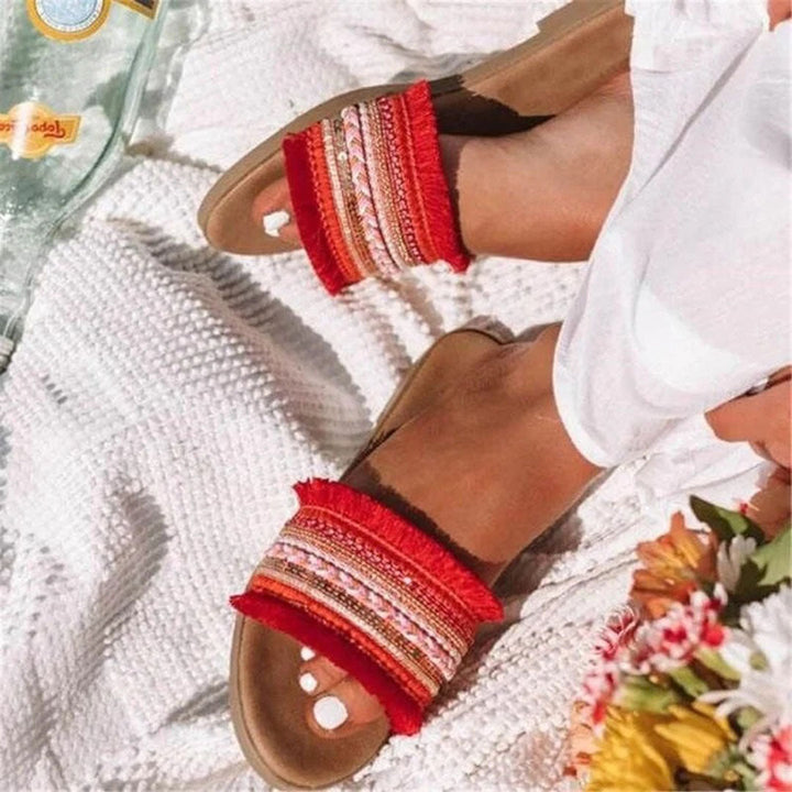 Zomerse dames voetmode: stijlvolle boho sandalen met kleurrijke kralen voor ultiem comfort en een modieuze uitstraling.