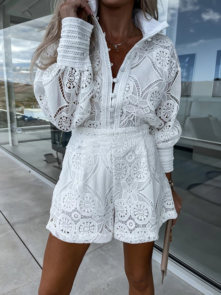 Dames boho zomerset met elegante blouse en high-waist short. Perfect voor lente/zomer.