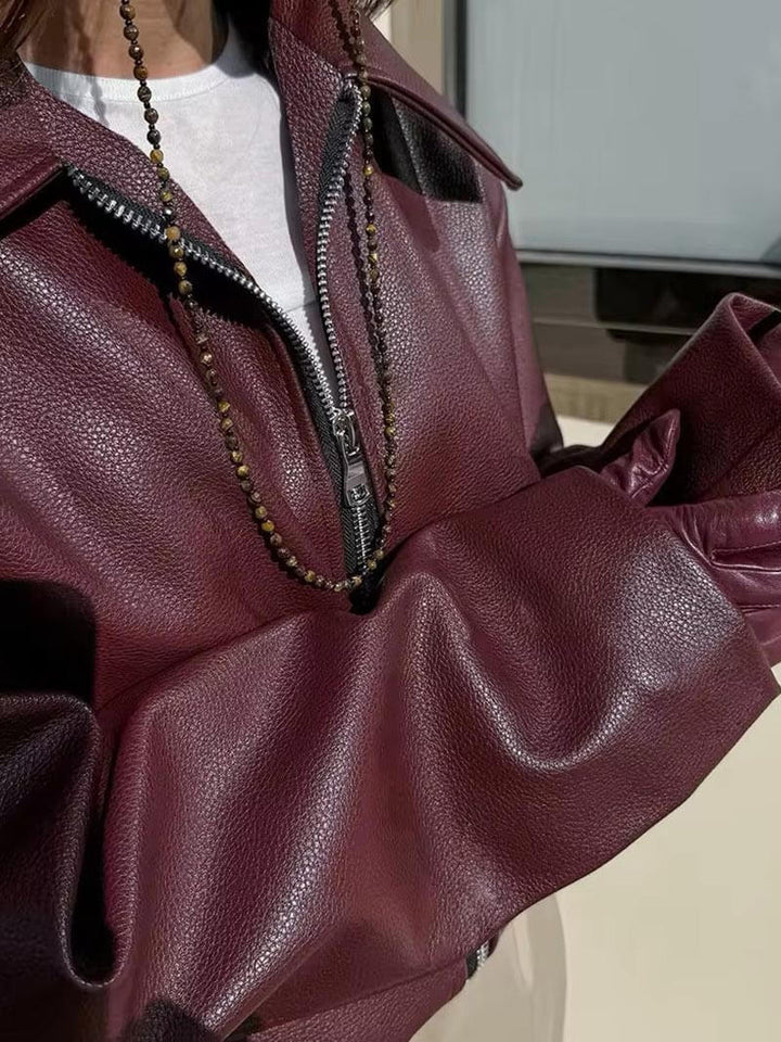 Modieus bordeaux dames bikerjack. Perfecte outwear voor casual & chique look. Nieuw en elegant.