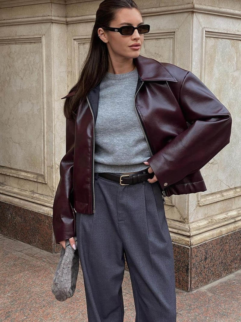 Elegant bordeaux dames bikerjack, stoer design. Combineert chique met edgy look. Ideale outwear.